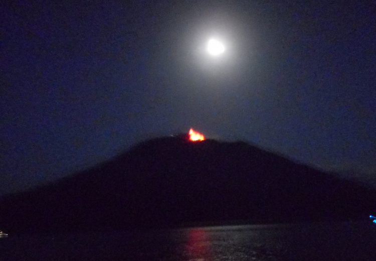 Z lodi nedaleko městečka Tropea – erupce sopky na vlastní oči - cesta na vrchol - Dovolená v Itálii - Itálie dovolená